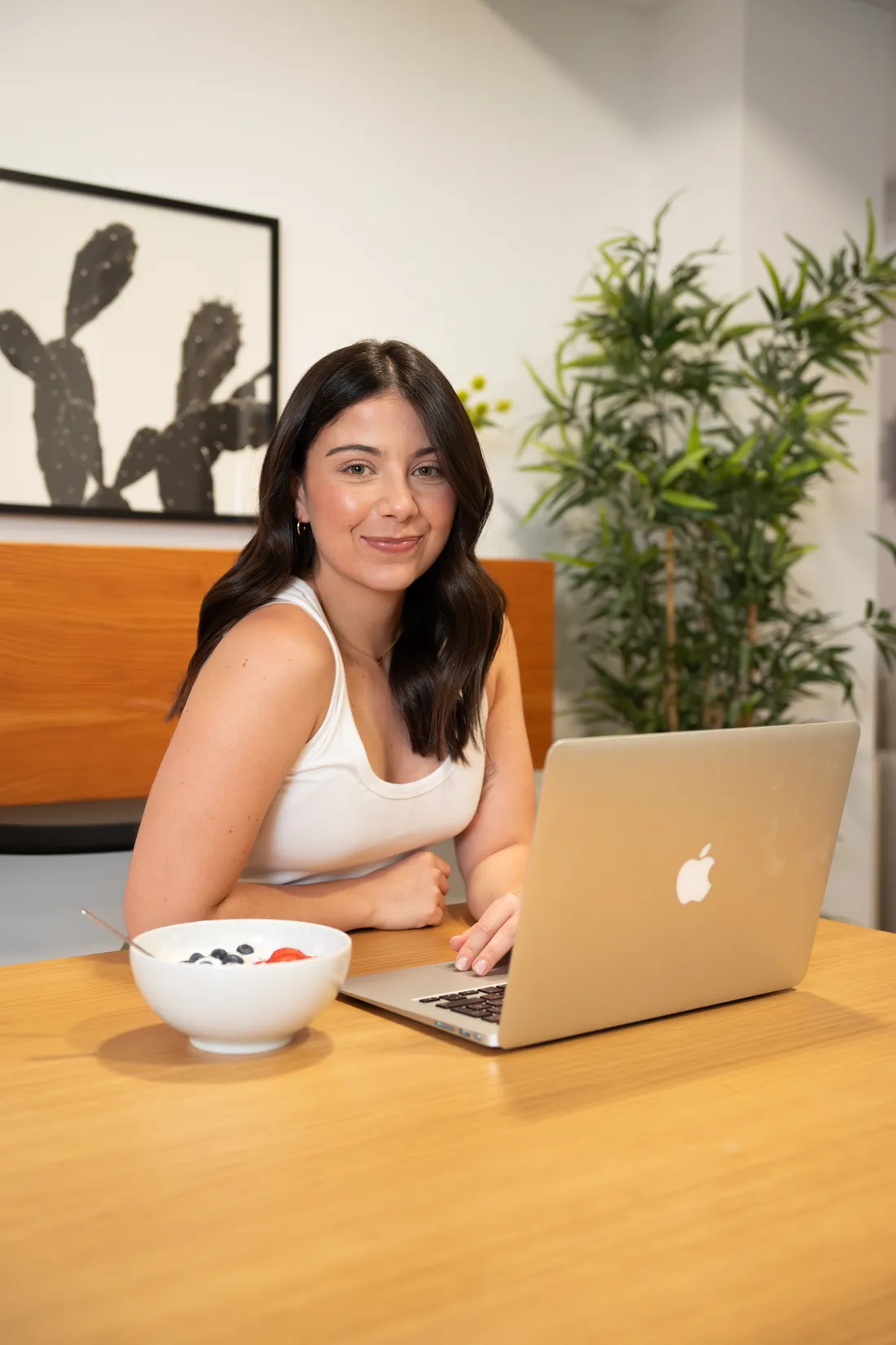 Clara Gómez trabajando en su ordenador